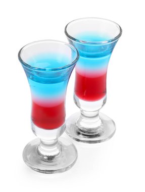 Beyaz üzerine izole edilmiş Amerikan bayrağı renklerinde katmanlı kokteyller.