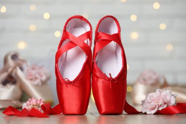 Yerde bulanık ışıklara karşı bir çift güzel sivri uçlu ayakkabı ve dekor. Bokeh etkisi