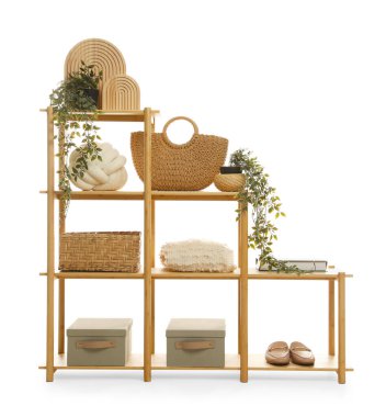 Ahşap raf ünitesi ve beyaz üzerine izole edilmiş farklı ev dekorasyonu.