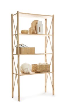 Ahşap raf ünitesi ve beyaz üzerine izole edilmiş farklı ev dekorasyonu.