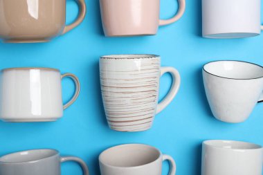 Açık mavi zemin üzerinde birçok farklı fincan, düz yatıyordu