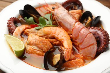 Lezzetli deniz ürünleri çorbası masada, yakın plan.