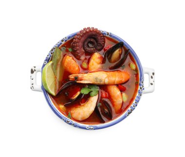 Tabakta nefis deniz ürünleri çorbası, beyaz manzaralı.