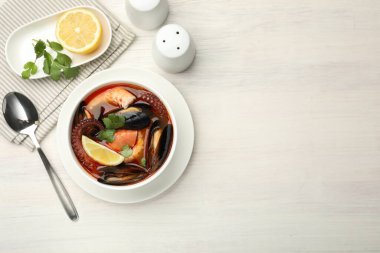 Hafif ahşap masada servis edilen nefis deniz ürünleri çorbası. Metin için boşluk