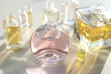 Arka planda aromatik yağlı parfüm şişeleri, yakın plan.