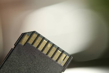 Arka planda bulanık bir hafıza kartı, yakın plan. Metin için boşluk