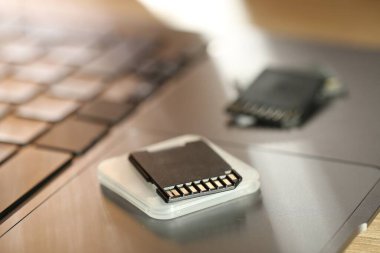 SD hafıza kartları, tutucu ve dizüstü bilgisayar masamızda.