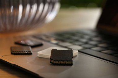 SD hafıza kartları, tutucu ve dizüstü bilgisayar masamızda.