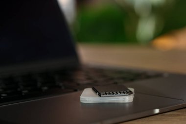 SD hafıza kartı, tutucu ve dizüstü bilgisayar masada, yakın plan