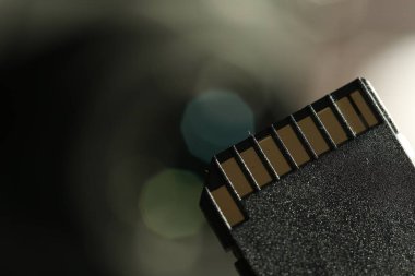 Arka planda bulanık bir hafıza kartı, yakın plan. Metin için boşluk