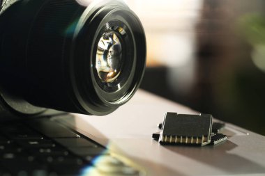 SD hafıza kartları ve fotoğraf makinesi bilgisayarda, yakın plan.