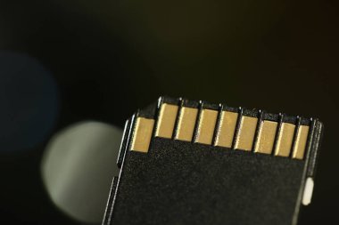 Bulanık arkaplanda bir SD hafıza kartı, yakın plan