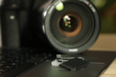 SD hafıza kartları, tutucu, fotoğraf makinesi ve dizüstü bilgisayar masada, yakın plan.