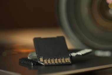 Dizüstü bilgisayarda SD hafıza kartları, yakın çekim görünümü