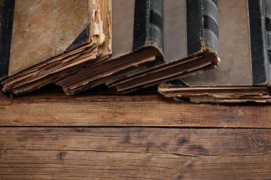 Tahta masada bir sürü eski kitap var. Metin için boşluk
