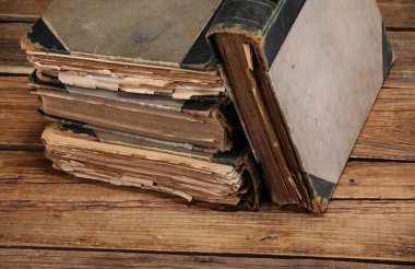 Ahşap masada bir sürü eski kitap, yakın plan.