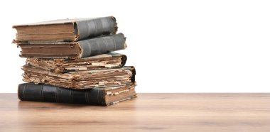 Tahta masadaki eski kitaplar beyaz arka plana karşıdır