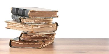 Tahta masadaki eski kitaplar beyaz arka plana karşıdır