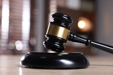 Hakimin tokmağı ve ses bloğu ahşap masanın üzerinde bulanık arka plan, yakın plan