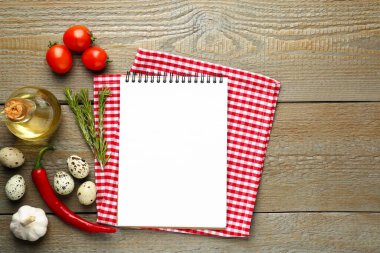 Boş tarif kitabı, ürünler ve kareli peçete ahşap masa, düz uzanmış