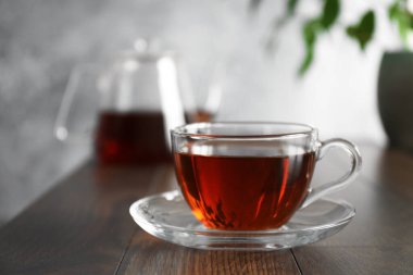 Taze demlenmiş çay, cam bardakta, ahşap masada, yakın plan.