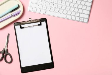 Düz kompozisyon, dosya ve pembe zemin üzerine boş kağıt. Metin için boşluk