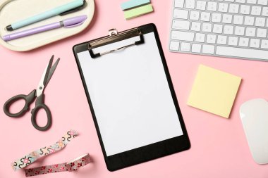 Düz kompozisyon, dosya ve pembe zemin üzerine boş kağıt. Metin için boşluk