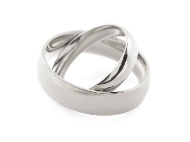 Parlak gümüş alyanslar beyazda izole edilmiş