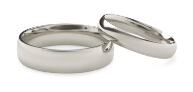 Parlak gümüş alyanslar beyazda izole edilmiş