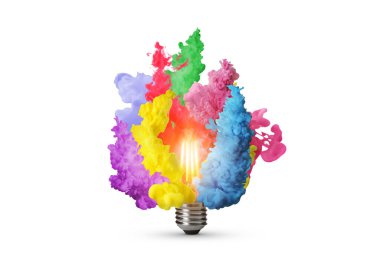 Fikir konsepti. Beyaz arka planda parlayan ampulden süzülen parlak boya damlaları