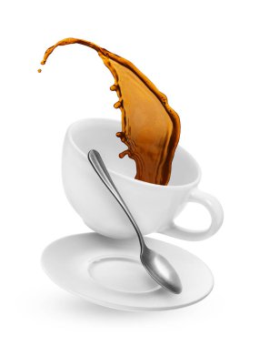 Aromatik çay, seramik bardak, çay tabağı ve kaşık beyaz arka planda.