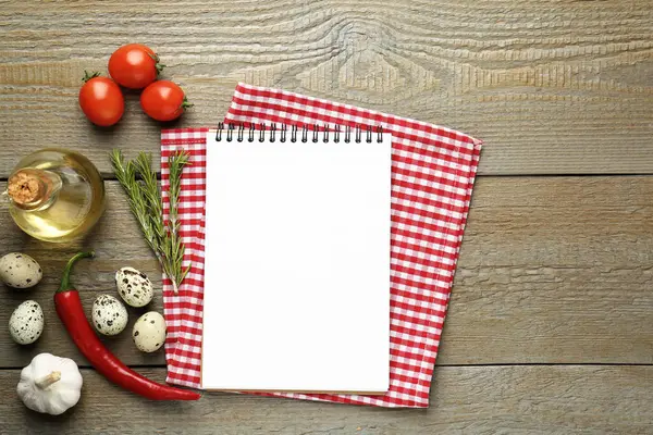 Boş tarif kitabı, ürünler ve kareli peçete ahşap masa, düz uzanmış