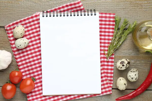 Boş tarif kitabı, ürünler ve kareli peçete ahşap masa, düz uzanmış