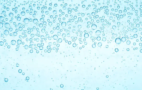 Kabarcıklı soda suyunun yakın görüntüsü