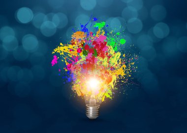 Fikir konsepti. Koyu mavi arka planda parlayan ampulden süzülen parlak boya damlaları bulanık ışıklarla