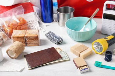 Beyaz ahşap masada deprem malzemeleri.