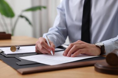 Ofisteki masada noter imzalı belge, kapanış. Metin için boşluk