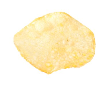Beyaza izole edilmiş lezzetli bir patates cipsi.