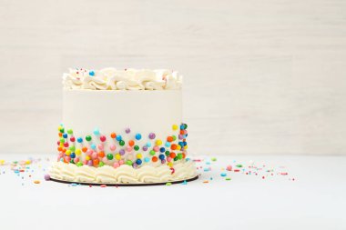 Renkli süslemeli nefis bento keki. Işık masasında, metin için yer var.