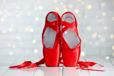 Bulanık ışıklara karşı bir çift güzel sivri uçlu ayakkabı. Bokeh etkisi