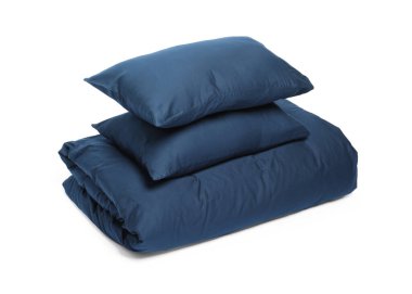 Beyaz arkaplanda ipek çarşaflar ve yastıklar