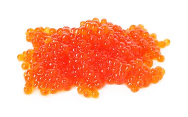 Beyaz üzerine izole edilmiş lezzetli kırmızı havyar yığını.