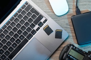 USB kablosu, SD hafıza kartı, kamera ve dizüstü bilgisayarı olan sabit disk sürücüsü, düz konum