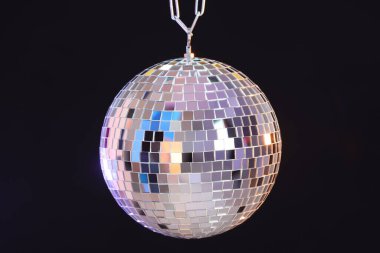 Koyu arkaplanda parlak bir disko topu