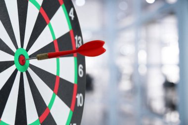 Hedefleme ve iş başarısı. Dart, ofisteki dart tahtasının ortasına sıkıştı. Yakın plan.