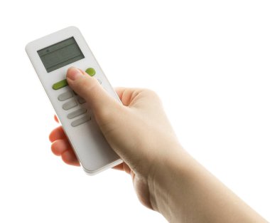 Beyaz arka planda klimalı uzaktan kumandalı kadın, yakın plan.