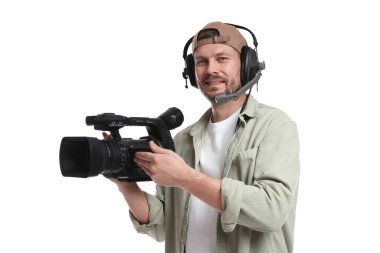 Profesyonel kameralı ve kulaklıklı bir adam beyaz arka planda.