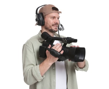 Profesyonel kameralı ve kulaklıklı bir adam beyaz arka planda.