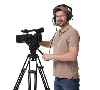 Profesyonel kameralı ve kulaklıklı bir adam beyaz arka planda.