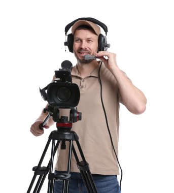 Profesyonel kameralı ve kulaklıklı bir adam beyaz arka planda.